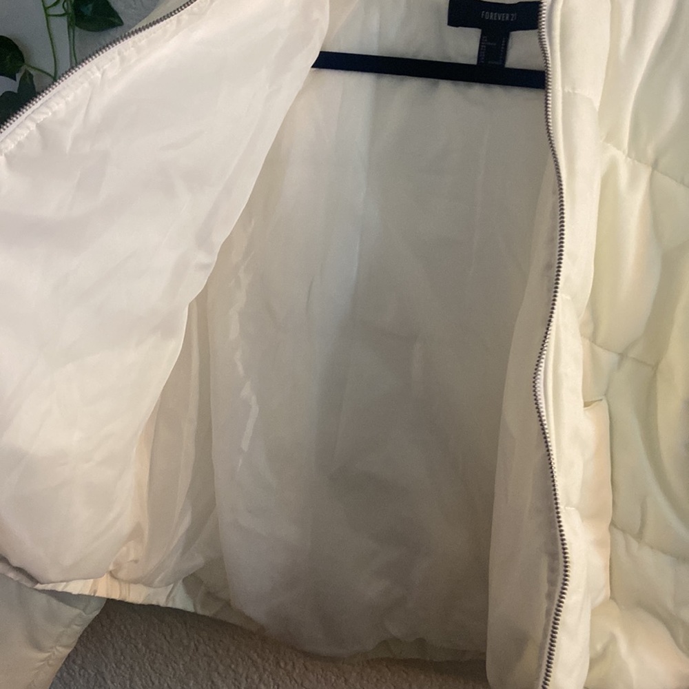 White  Puffer coat - Picture 6 of 11